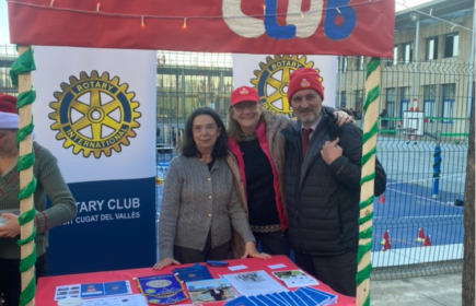 Participación del Rotary club de Sant Cugat en la Feria de Navidad Solidaria de la Escuela Ágora Internacional de Sant Cugat